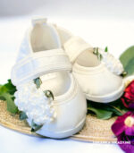 Balerinki do chrztu ecru dla dziewczynki ozdobione kwiatami