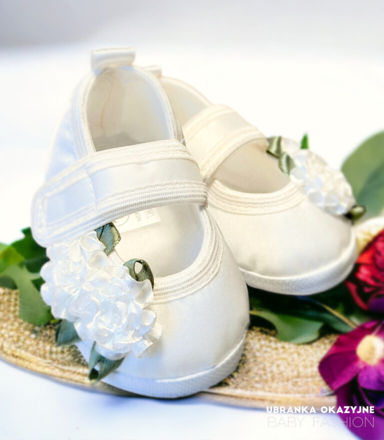 Balerinki do chrztu ecru dla dziewczynki ozdobione kwiatami