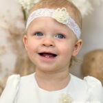 Opaska do chrztu z perełkowa różą w kolorze ecru