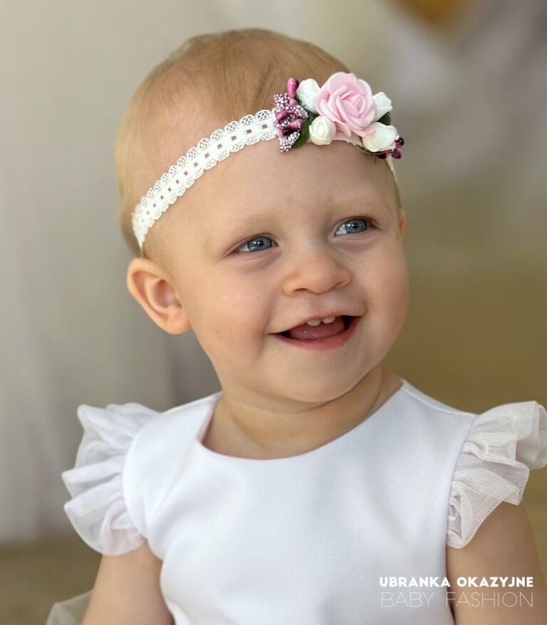 Biała opaska do chrztu z kolorowymi różyczkami