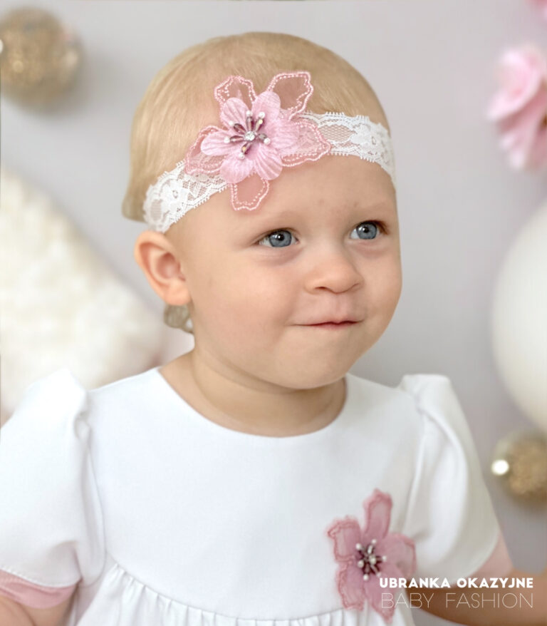 Biała opaska do chrztu z dużym różowym kwiatem