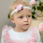 Biała opaska do chrztu z kolorowymi kwiatami