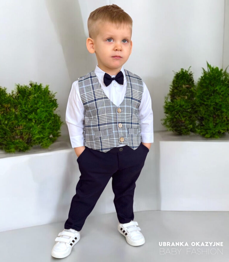 Nowoczesny garnitur dla chłopca: szara kamizelka w kratę, granatowe spodnie chinosy i białe trampki. Stylizacja Baby Fashion.