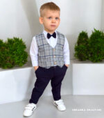 Nowoczesny garnitur dla chłopca: szara kamizelka w kratę, granatowe spodnie chinosy i białe trampki. Stylizacja Baby Fashion.