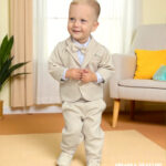 Elegancki beżowy garnitur do chrztu dla chłopca z muszką i marynarką