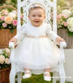 Elegancka sukienka do chrztu model Michelle w kolorze ecru z długim rękawem i koronką.