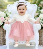 Elegancka sukienka do chrztu dla dziewczynki model Roxane – góra ecru z długim rękawem i tiulowy dół w kolorze brudnego różu.