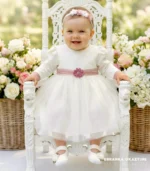 Elegancka sukienka na chrzest ecru z długim rękawem i tiulowym dołem.