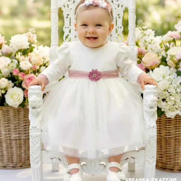 Elegancka sukienka na chrzest ecru z długim rękawem i tiulowym dołem.