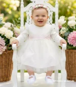 Elegancka sukienka na chrzest dla dziewczynki z długim rękawem i rozkloszowanym tiulowym dołem.