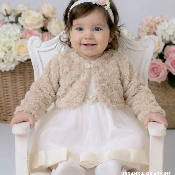 Beżowe bolerko z futerka dla dziewczynki na chrzest i uroczystości