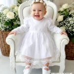 Biała sukienka do chrztu dla dziewczynki model Nadia z tiulem i koronką.