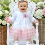 Biało-różowa sukienka do chrztu dla dziewczynki z tiulem i długim rękawem.