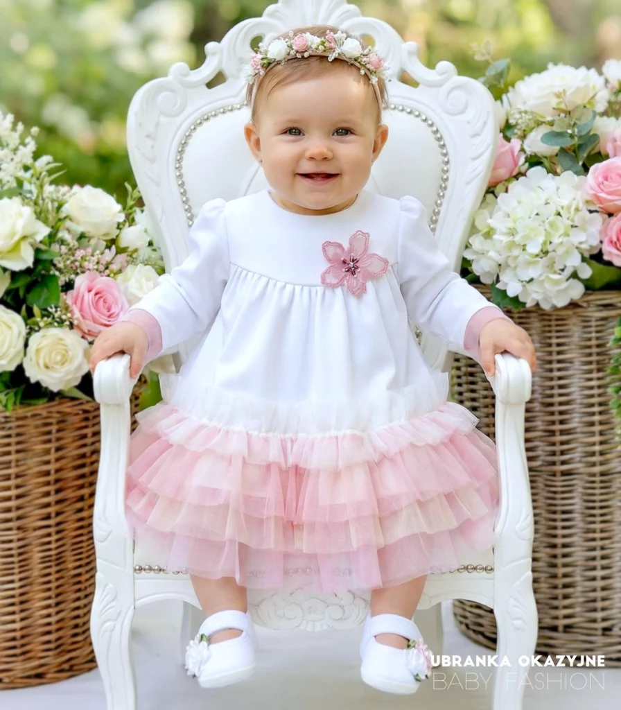Biało-różowa sukienka do chrztu dla dziewczynki z tiulem i długim rękawem.