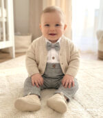 Elegancki komplet do chrztu dla chłopca z beżowym sweterkiem, spodniami w kratę i muszką.