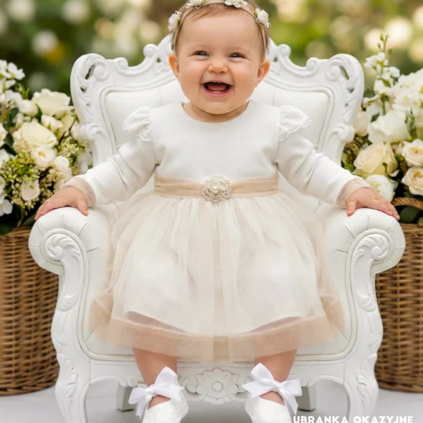 Elegancka sukienka do chrztu Michelle w kolorze ecru z tiulowym dołem i ozdobną broszką.