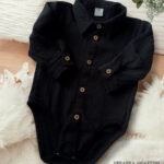 Czarne muślinowe koszulo-body niemowlęce z kołnierzykiem i drewnianymi guzikami - 100% bawełna