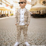 Modny garnitur dla chłopca na wesele i chrzest w beżową kratę