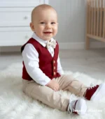 Eleganckie ubranko do chrztu dla chłopca – zestaw z bordową kamizelką, beżowymi spodniami i muchą.