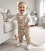 Elegancki zestaw do chrztu dla chłopca w beżową kratę spodnie z kamizelką i muchą - model Kajetanek.