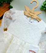 Koronkowa sukienka do chrztu z długim rękawem w kolorze ecru