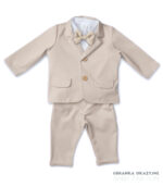 Beżowy garniturek do chrztu dla niemowlaka.