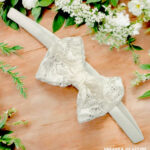 Koronkowa opaska do chrztu ecru z kokardką