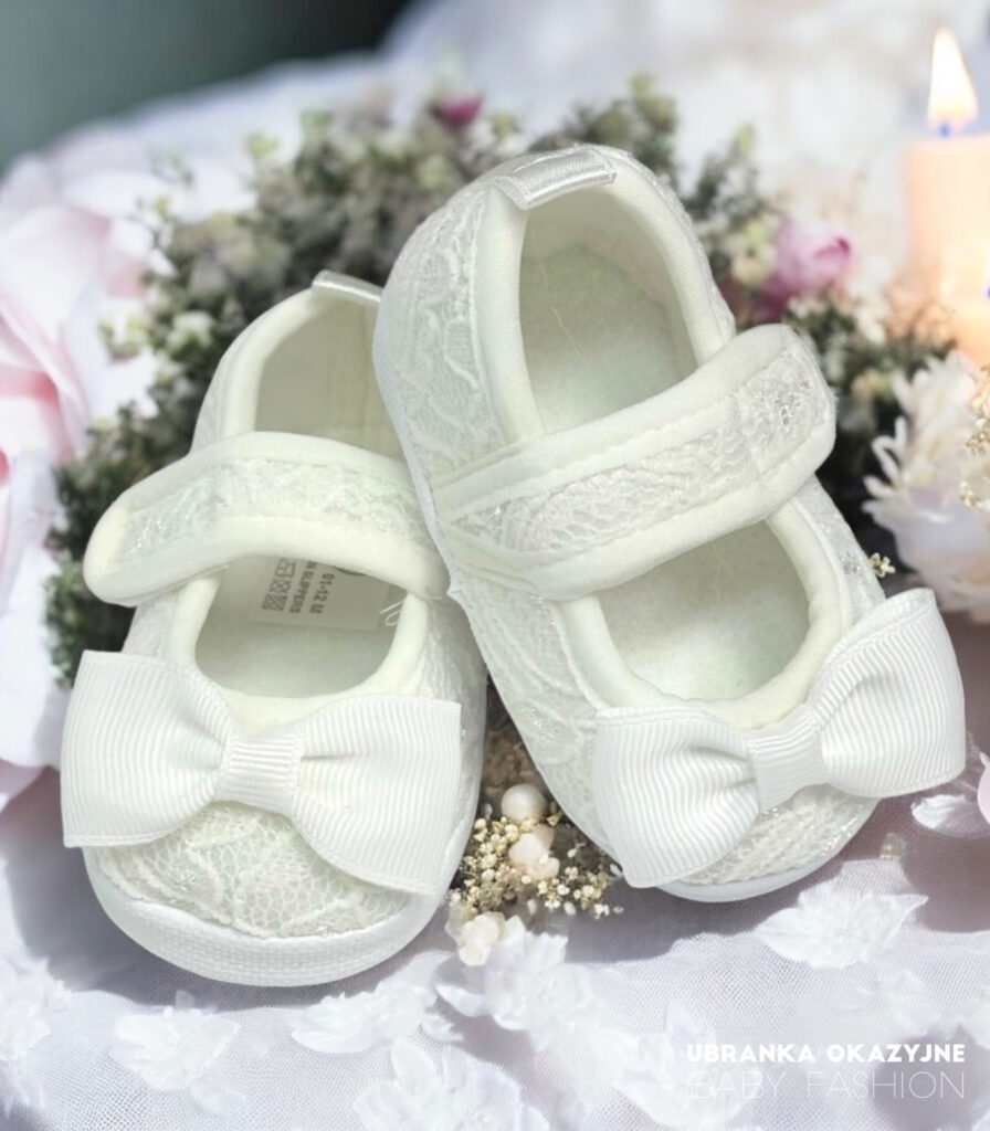 Eleganckie buciki do chrztu dla dziewczynki w kolorze ecru, wykończone koronką i kokardą