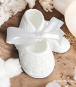 Ecru koronkowe balerinki do chrztu dla niemowlaka z dużą atłasową kokardą