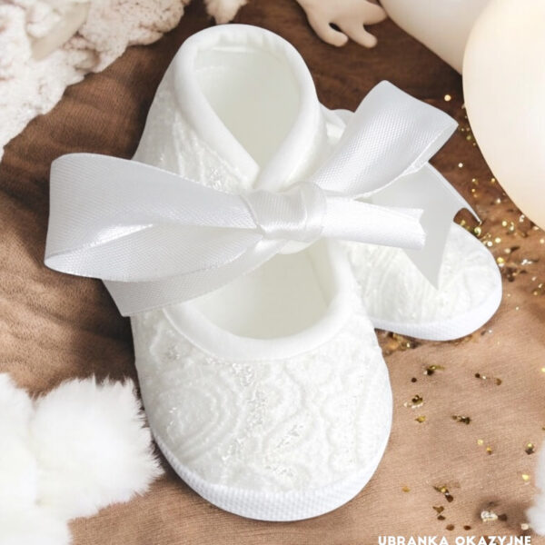 Ecru koronkowe balerinki do chrztu dla niemowlaka z dużą atłasową kokardą