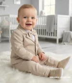 Eleganckie ubranko okazyjne dla chłopca na chrzest lub roczek - jasnobeżowy garniturek dziecięcy.