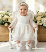 Koronkowa sukienka do chrztu w kolorze ecru z długim rękawem dla dziewczynki.