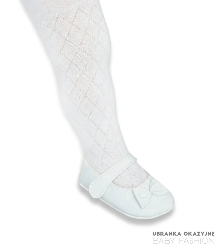 Białe rajstopy dziecięce w ozdobne wzory rombów do chrztu lub uroczystości