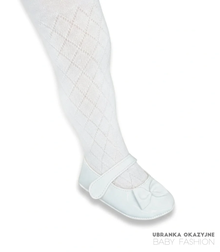 Białe rajstopy dziecięce w ozdobne wzory rombów do chrztu lub uroczystości