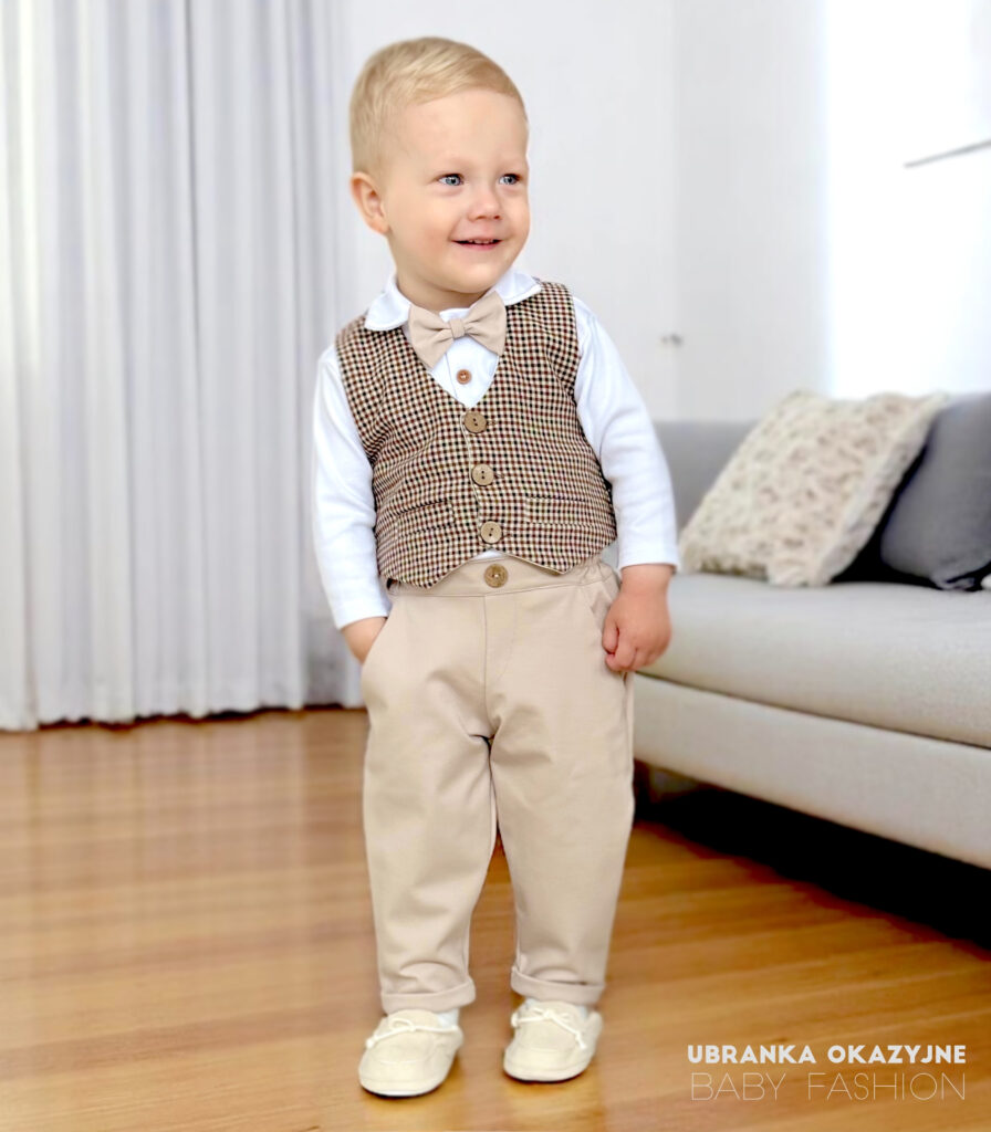 Elegancki komplet do chrztu dla chłopca: beżowe spodnie, biała koszula, muszka i brązowa kamizelka w pepitkę. Wizytowy zestaw na roczek i uroczystości.