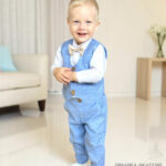 Błękitny zestaw do chrztu dla chłopca: kamizelka, spodnie i beżowa muszka