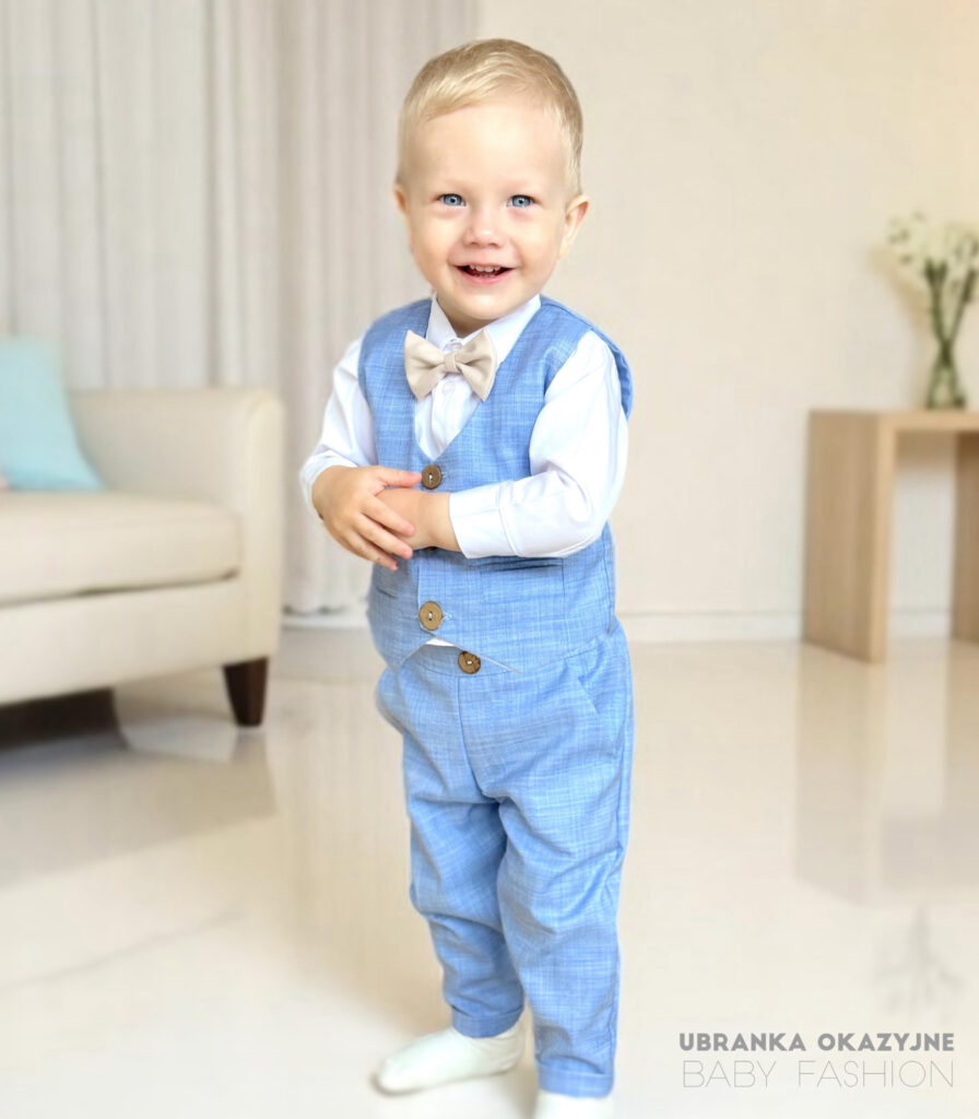 Błękitny zestaw do chrztu dla chłopca: kamizelka, spodnie i beżowa muszka