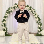 Eleganckie ubranko do chrztu dla chłopca - czarna koszula i beżowe spodnie z muchą