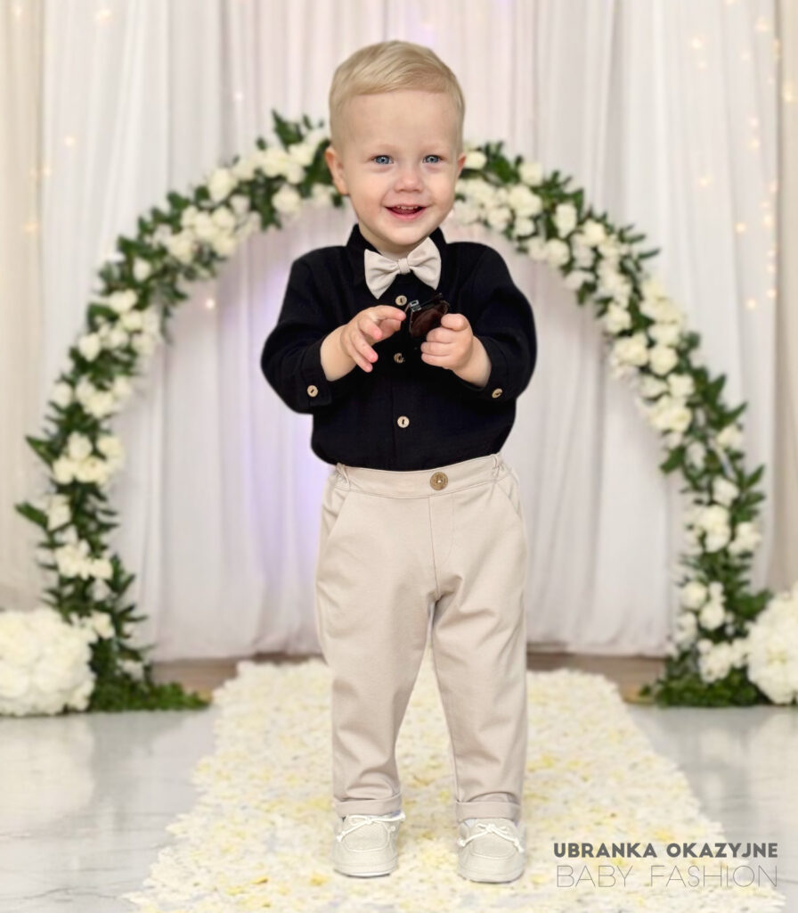 Eleganckie ubranko do chrztu dla chłopca - czarna koszula i beżowe spodnie z muchą