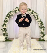 Eleganckie ubranko do chrztu dla chłopca - czarna koszula i beżowe spodnie z muchą