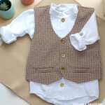 Brązowa kamizelka garniturowa dla chłopca z drewnianymi guzikami.