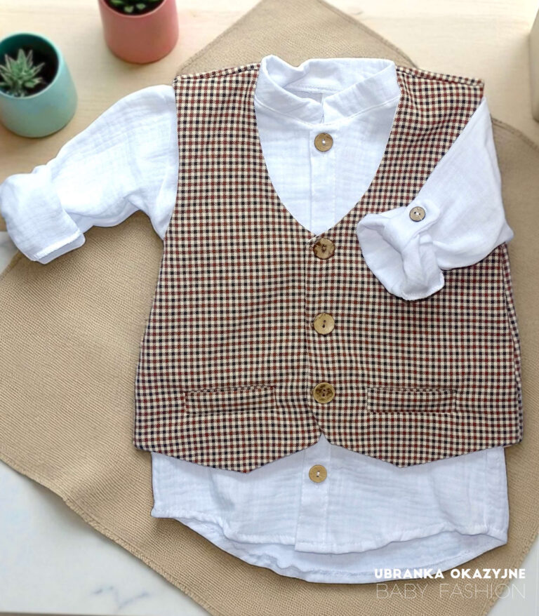 Brązowa kamizelka garniturowa dla chłopca z drewnianymi guzikami.