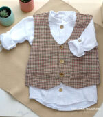 Brązowa kamizelka garniturowa dla chłopca z drewnianymi guzikami.