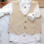 Elegancka beżowa kamizelka garniturowa dla chłopca zapinana na guziki