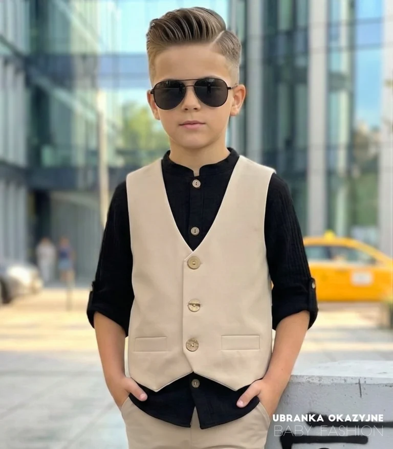 Elegancka beżowa kamizelka garniturowa dla chłopca zapinana na guziki