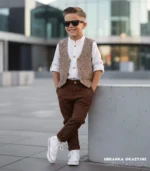 Brązowa kamizelka garniturowa dla chłopca z drewnianymi guzikami