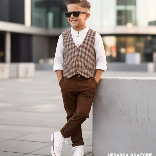 Brązowa kamizelka garniturowa dla chłopca z drewnianymi guzikami.