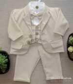 Beżowy garniturek z kamizelką do chrztu dla niemowlaka.