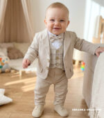 Beżowy garnitur niemowlęcy z kamizelką w kratę i muchą