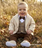 Beżowy płaszczyk niemowlęcy o kroju marynarki, zapinany na guziki - ciepła kurtka wizytowa.